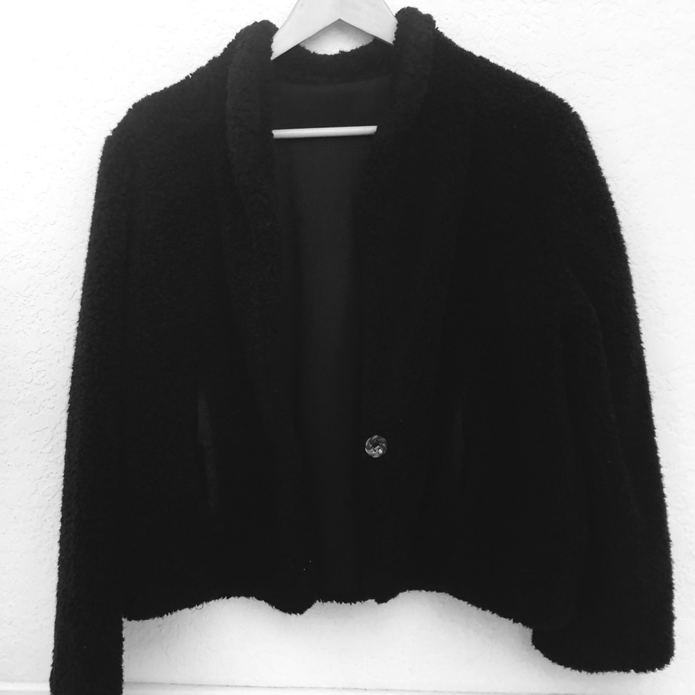 Tres chick small though warm short fake fur jacket. Warm and fun to wear